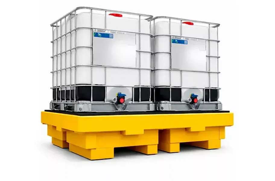 Dois contentores IBC sobre palete de contenção amarelo