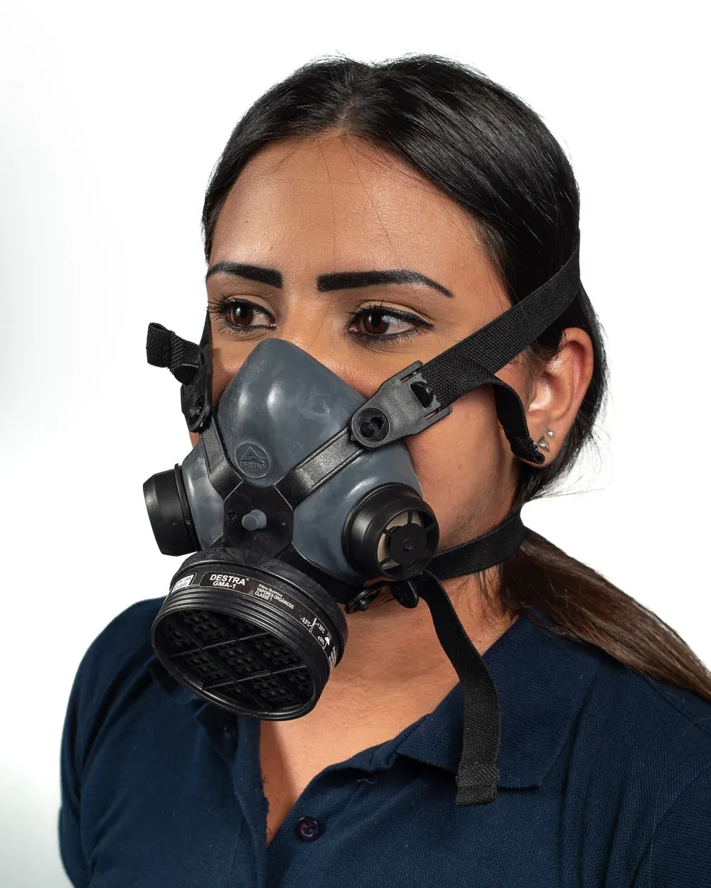 Operador de frente, usando respirador semifacial com filtros químicos