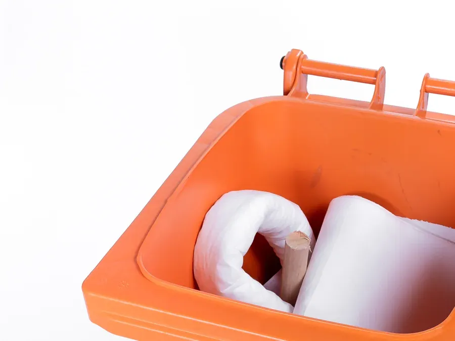 Contêiner de emergência aberto, visto de cima, com os rolos absorventes organizados dentro
