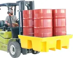 Empilhadeira movendo quatro tambores vermelhos apoiados sobre um palete de contenção amarelo
