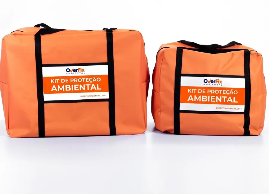 As duas bolsas do kit de emergência, uma aberta e uma fechada